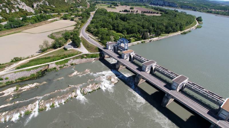 Barrage de Donzere - transfert du débit sur la vanne 6